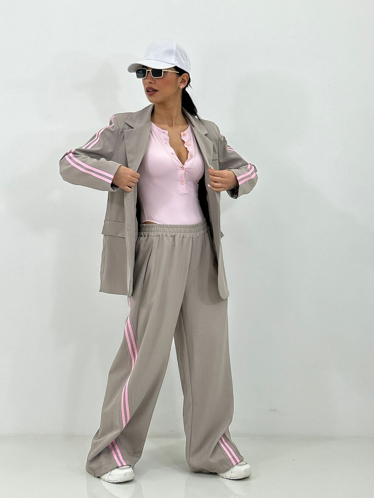 CONJUNTO DE LÍNEA CONTRASTANTE