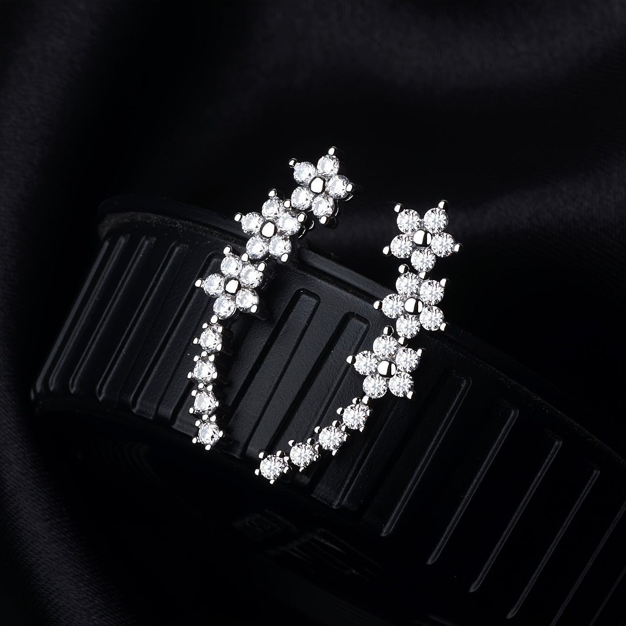 Elegantes Aretes de Diseño Floral