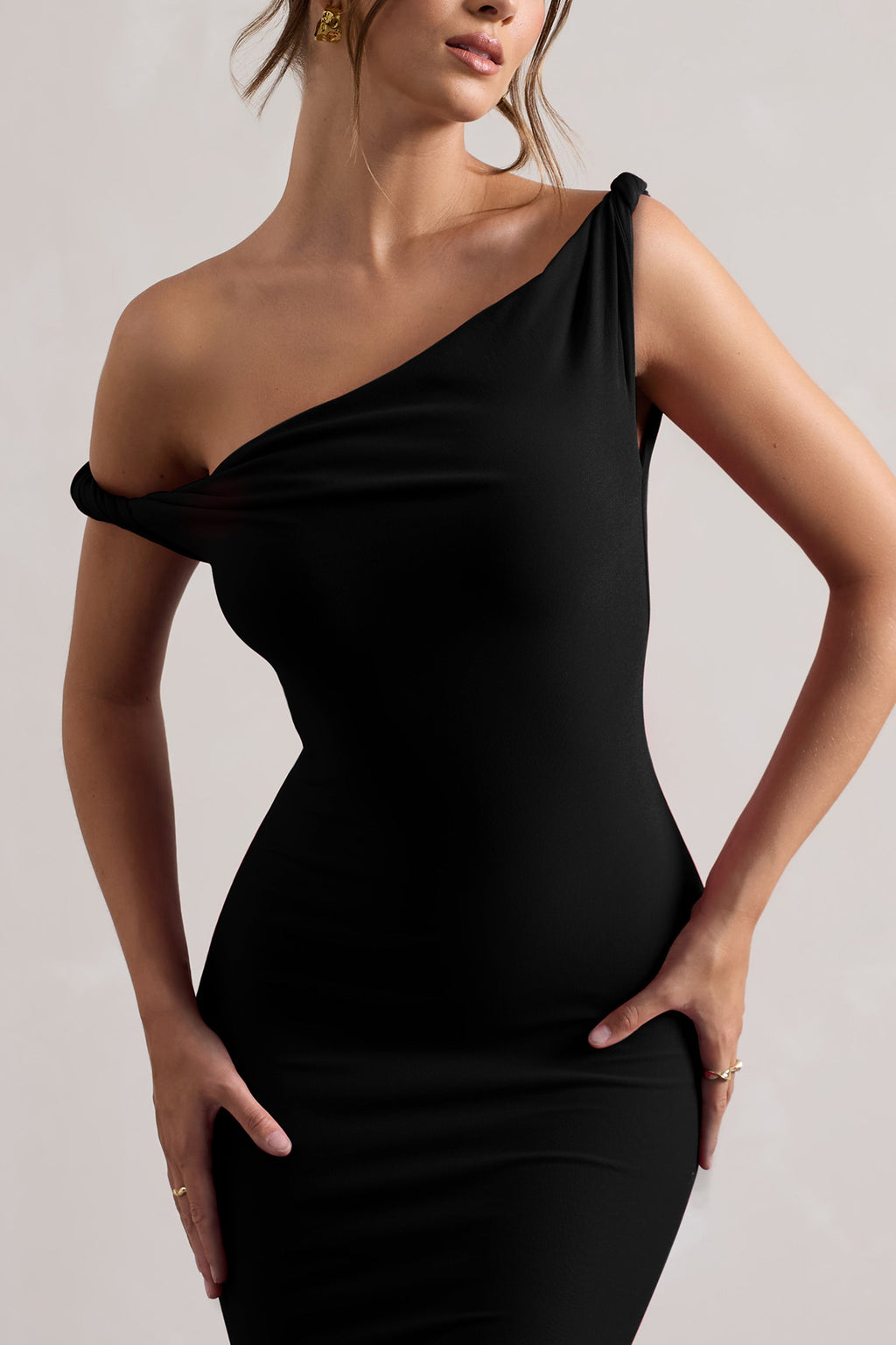 Lita | Vestido largo negro entallado y  escote asimétrico retorcido