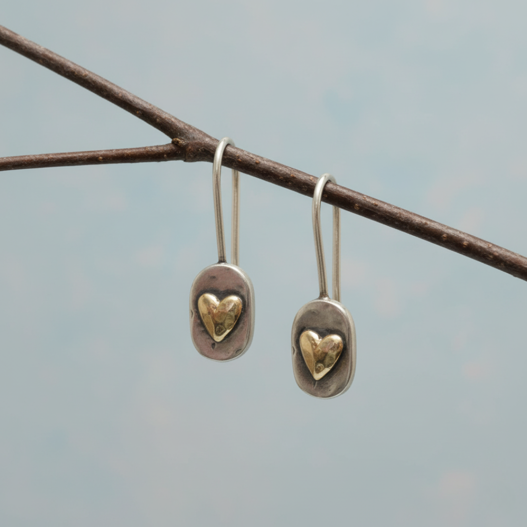 Pendientes Vintage de Plata con Detalles Dorados en Forma de Corazón