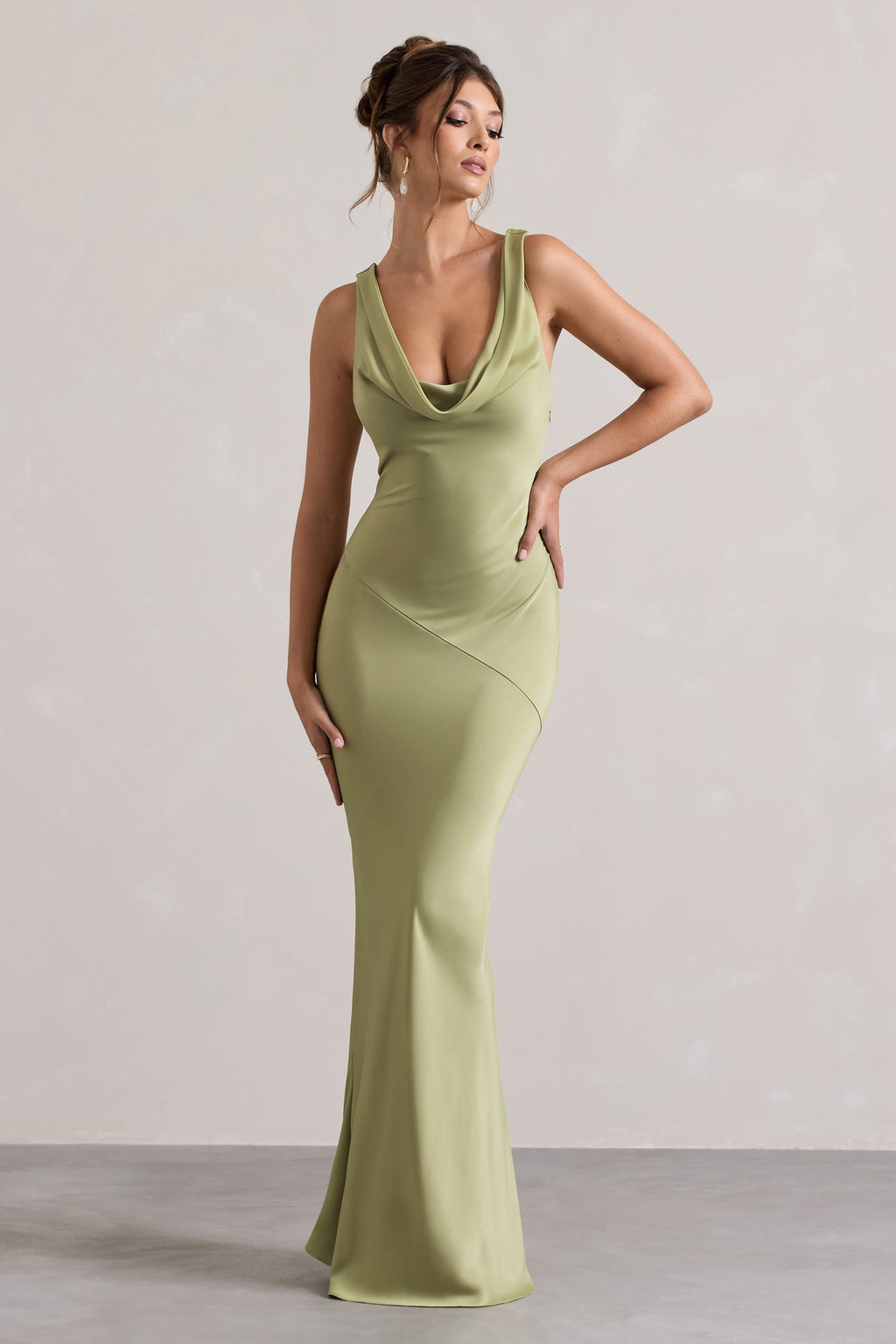 Alesso | Vestido Largo satinado en verde oliva claro con escote drapeado