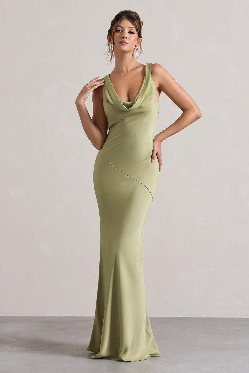 Alesso | Vestido Largo satinado en verde oliva claro con escote drapeado