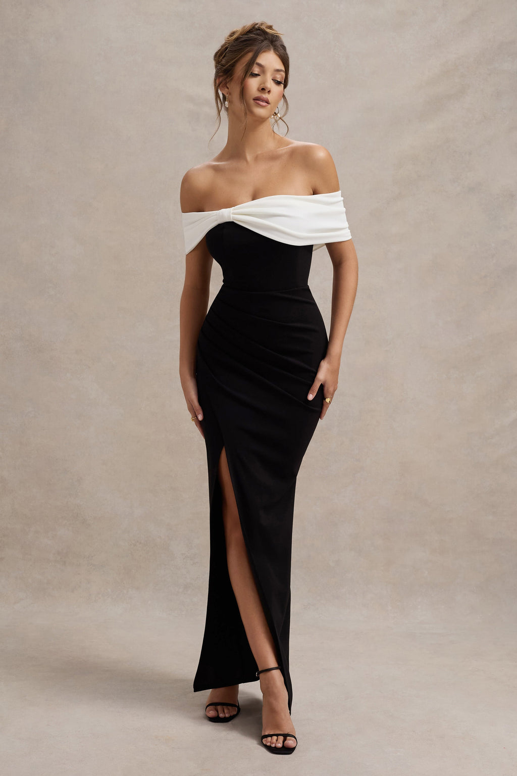Eva | Vestido Largo Bardot en blanco y negro con detalle de lazo y abertura