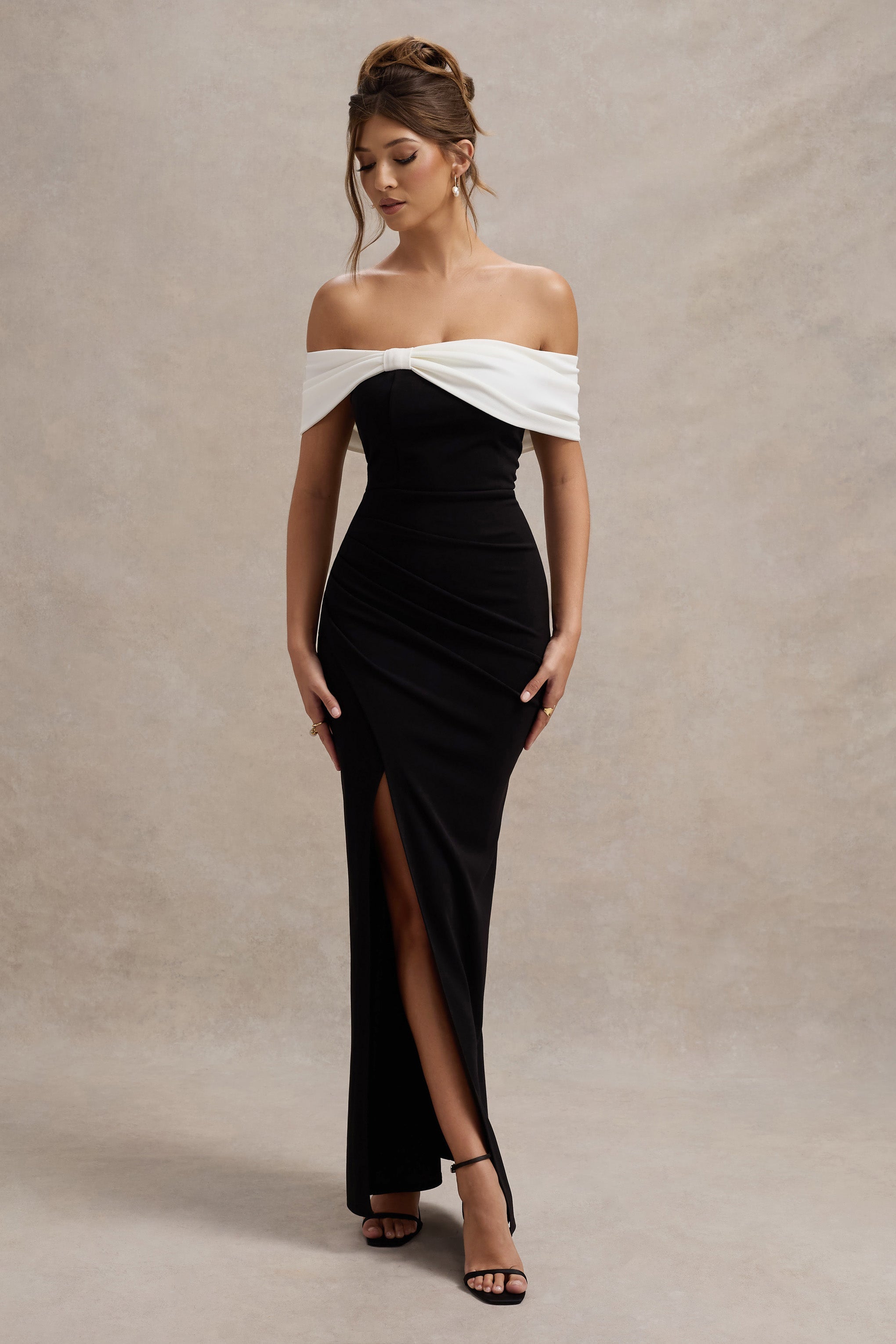 Eva | Vestido Largo Bardot en blanco y negro con detalle de lazo y abertura