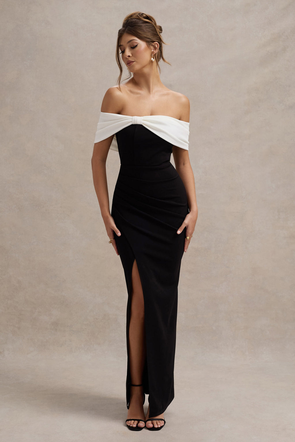 Eva | Vestido Largo Bardot en blanco y negro con detalle de lazo y abertura