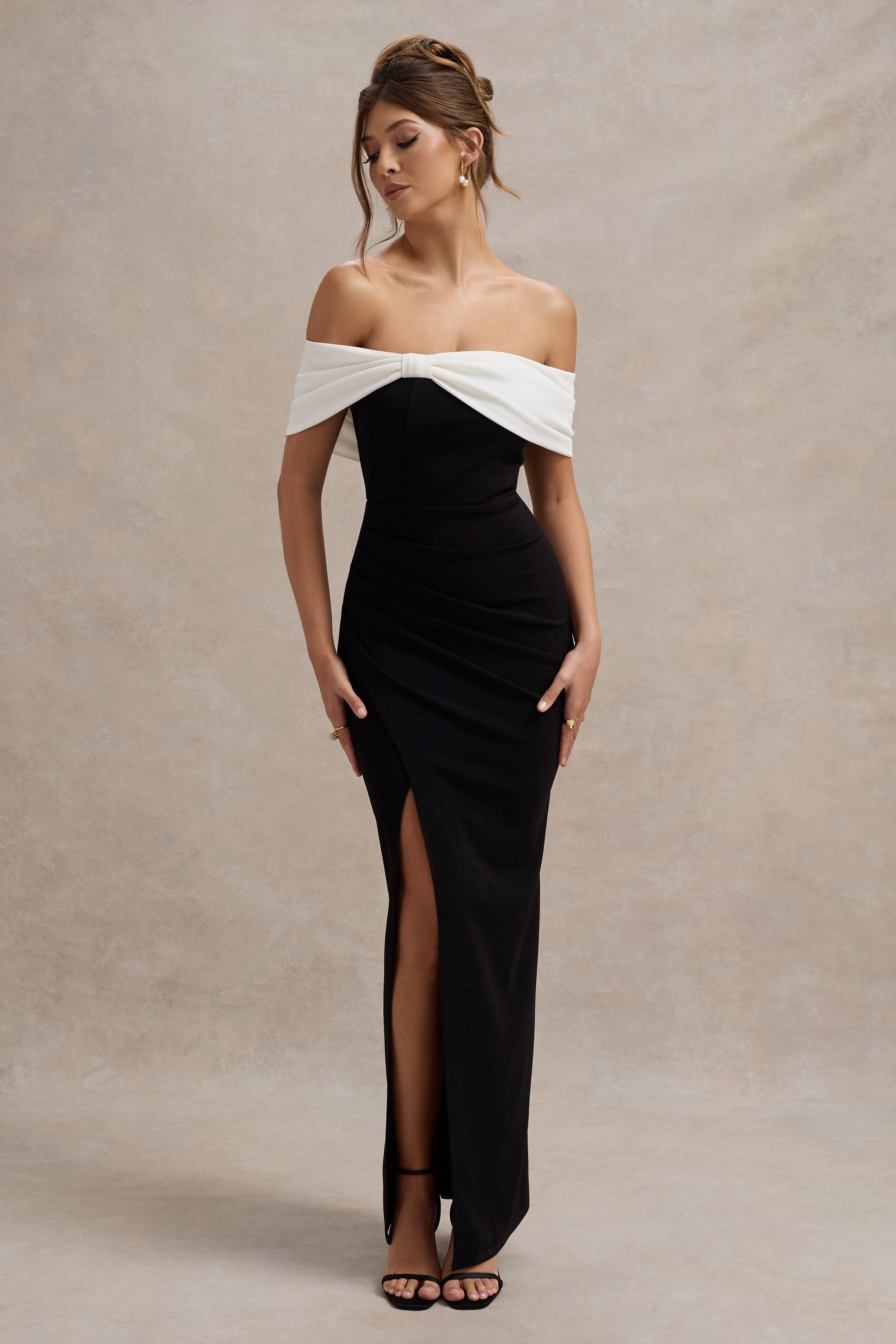 Eva | Vestido Largo Bardot en blanco y negro con detalle de lazo y abertura