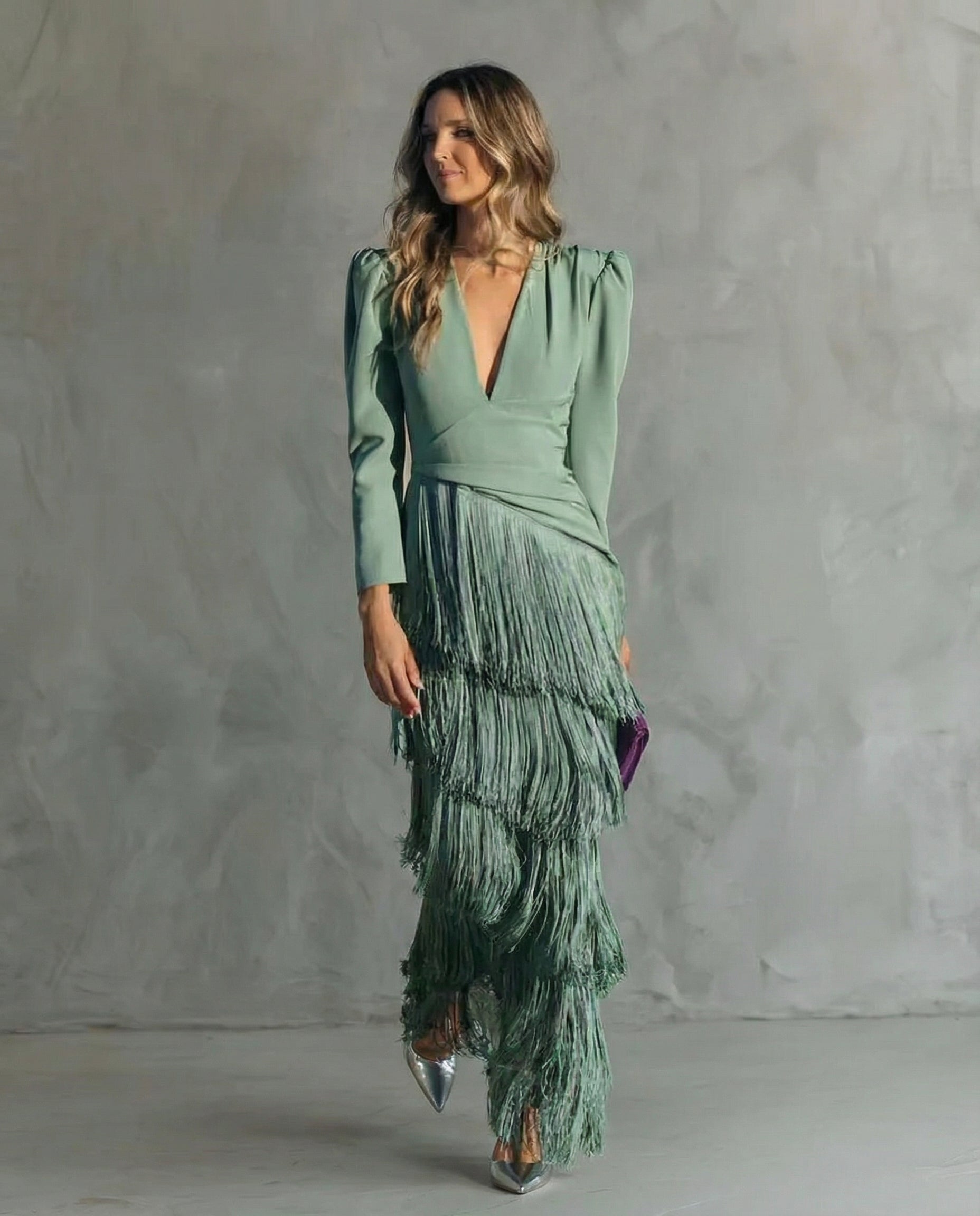 "Alessia - Elegante vestido midi con mangas de flecos" can be rewritten as: "Alessia - Sofisticado vestido midi con mangas de flecos".