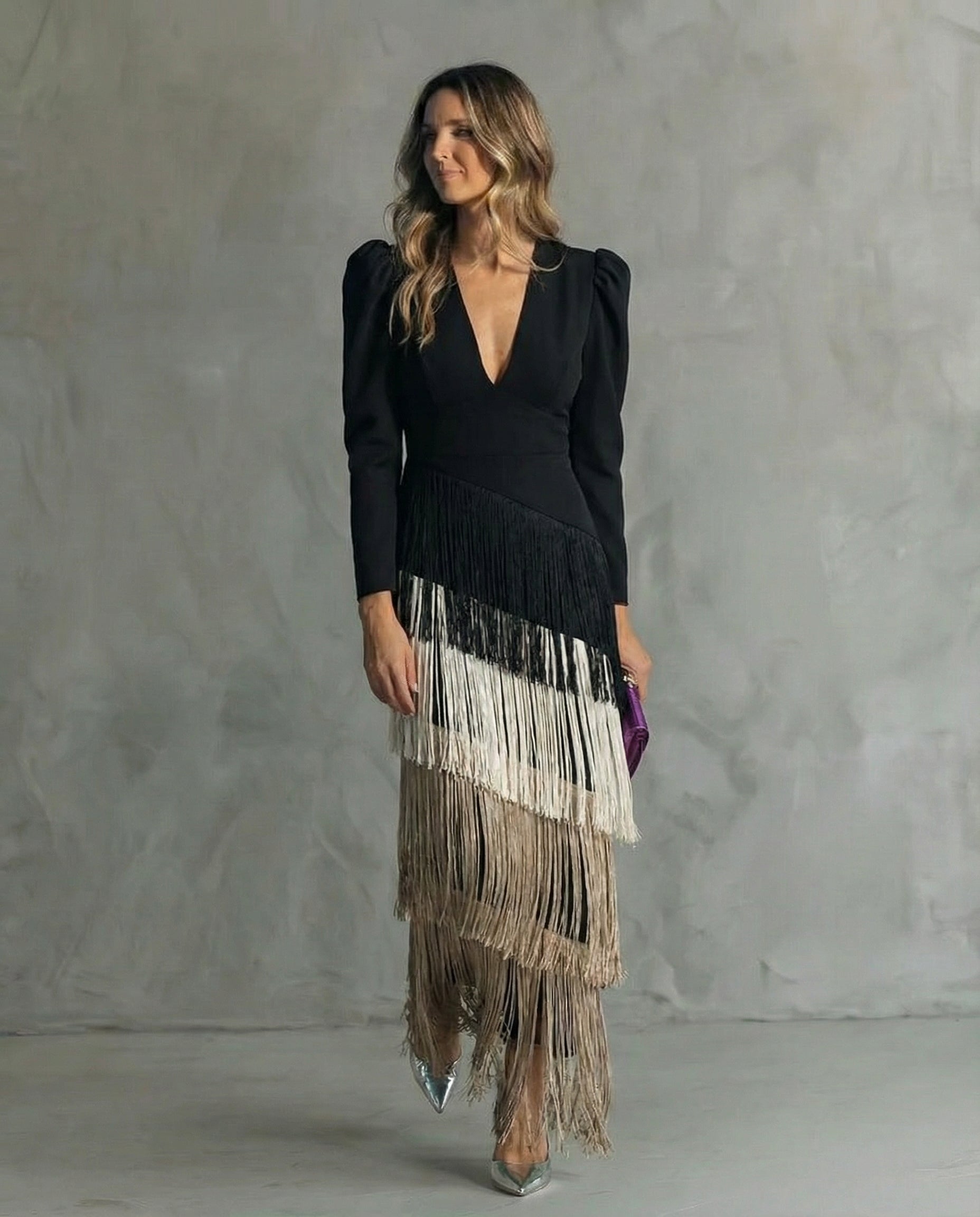 "Alessia - Elegante vestido midi con mangas de flecos" can be rewritten as: "Alessia - Sofisticado vestido midi con mangas de flecos".