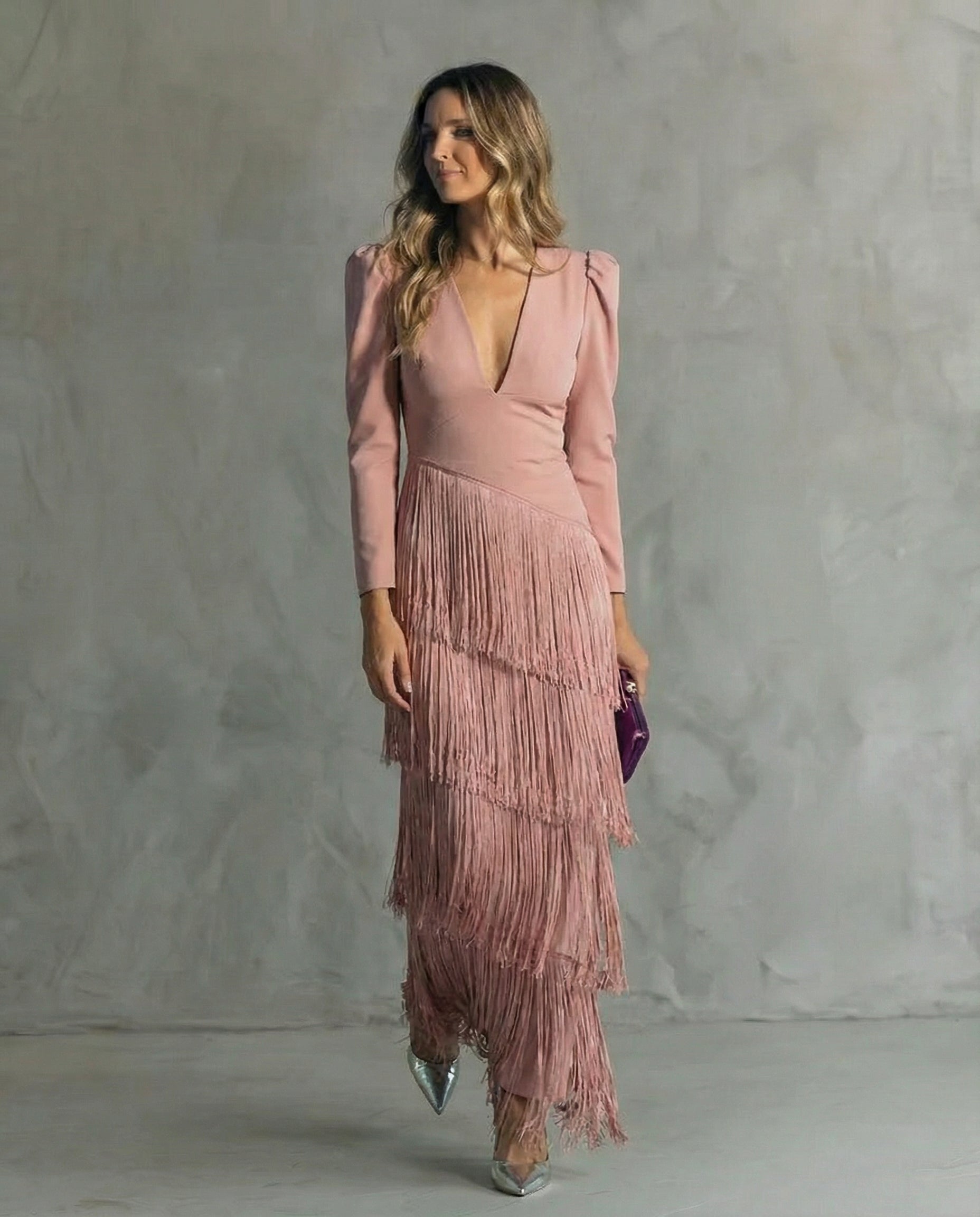 "Alessia - Elegante vestido midi con mangas de flecos" can be rewritten as: "Alessia - Sofisticado vestido midi con mangas de flecos".