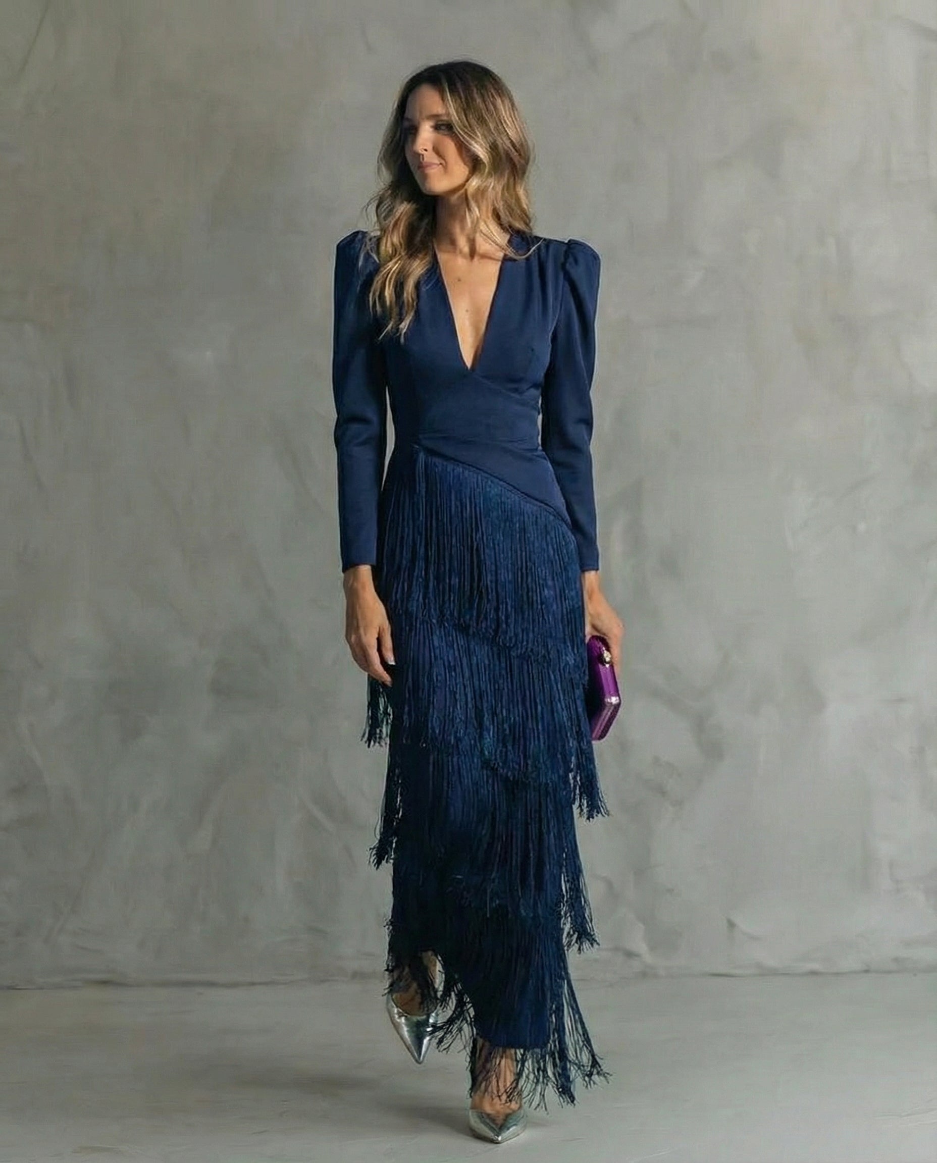 "Alessia - Elegante vestido midi con mangas de flecos" can be rewritten as: "Alessia - Sofisticado vestido midi con mangas de flecos".