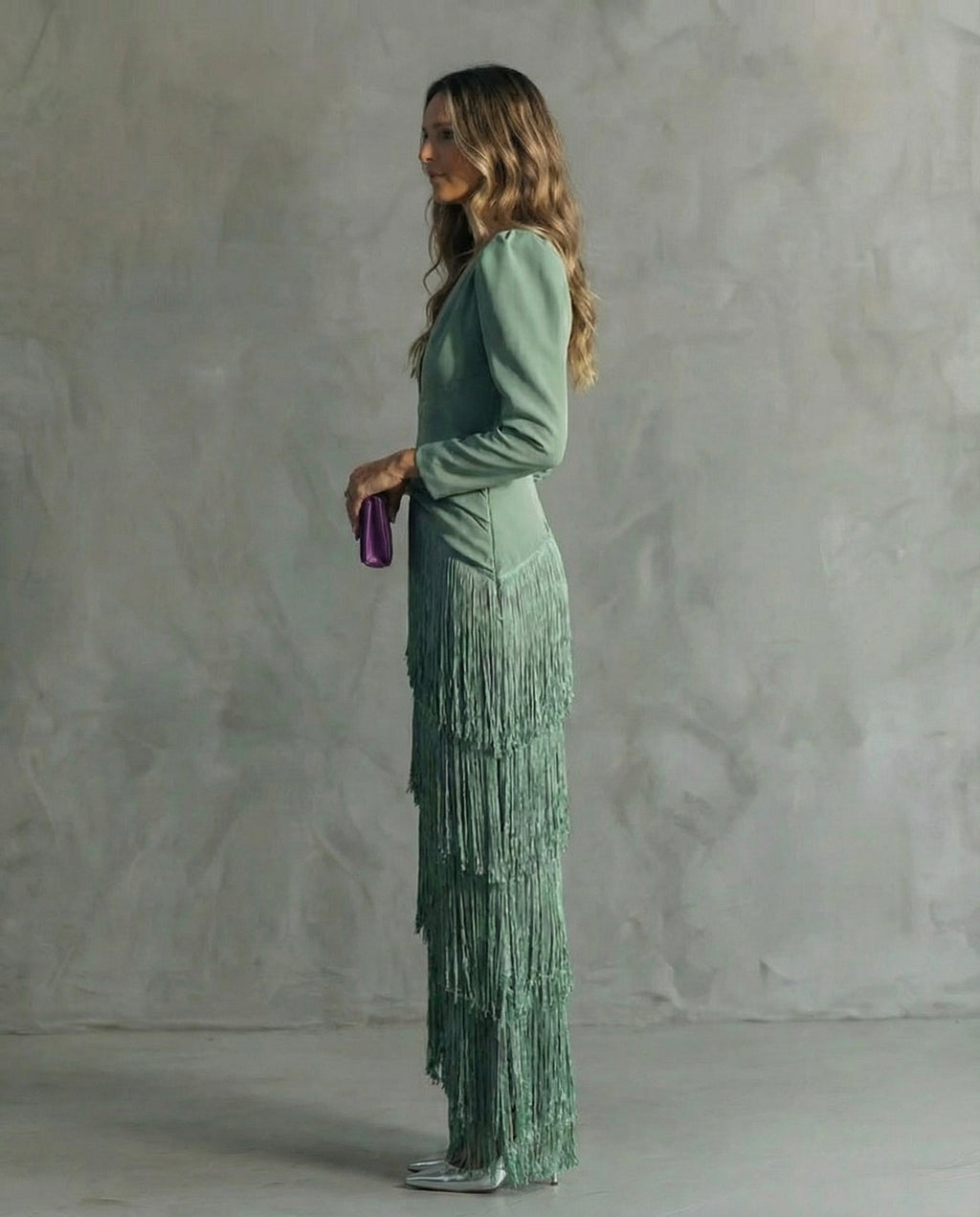 "Alessia - Elegante vestido midi con mangas de flecos" can be rewritten as: "Alessia - Sofisticado vestido midi con mangas de flecos".