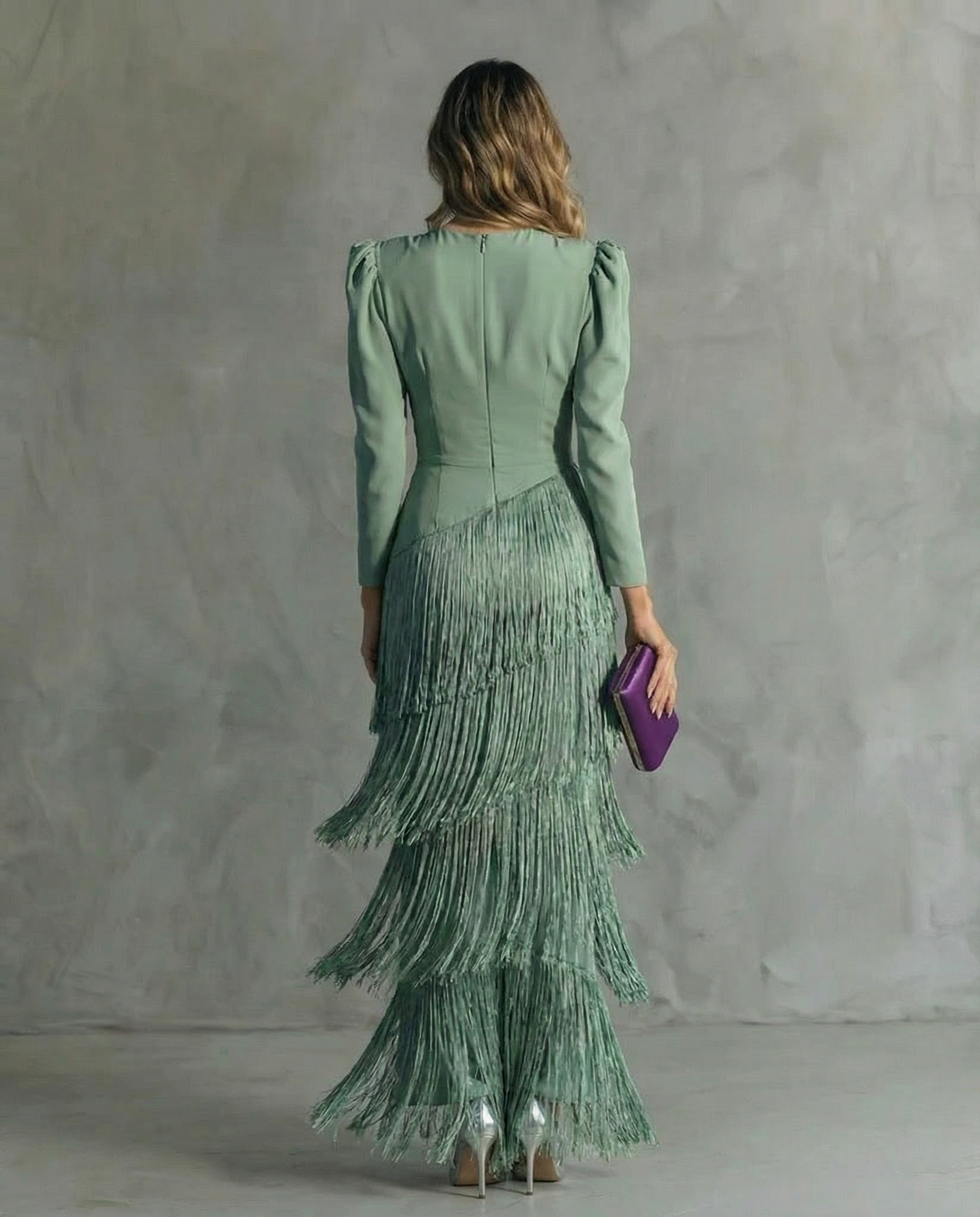 "Alessia - Elegante vestido midi con mangas de flecos" can be rewritten as: "Alessia - Sofisticado vestido midi con mangas de flecos".