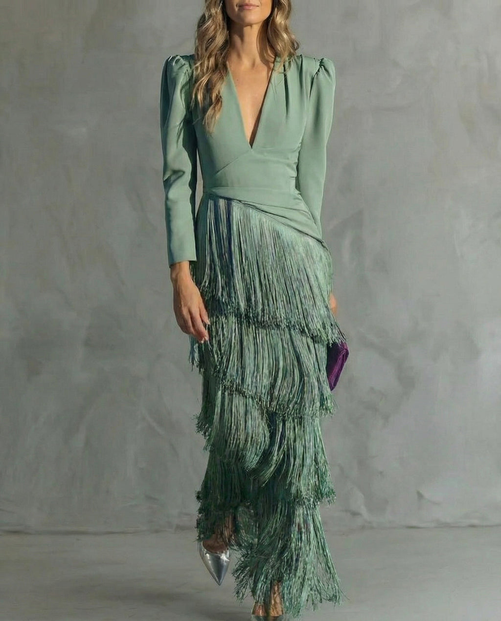 "Alessia - Elegante vestido midi con mangas de flecos" can be rewritten as: "Alessia - Sofisticado vestido midi con mangas de flecos".