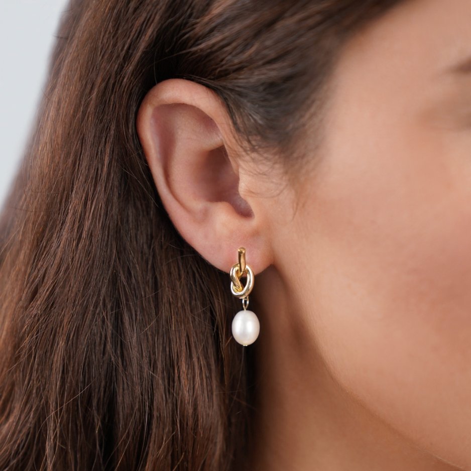 Pendientes trenzados en tono dorado con perlas de agua dulce