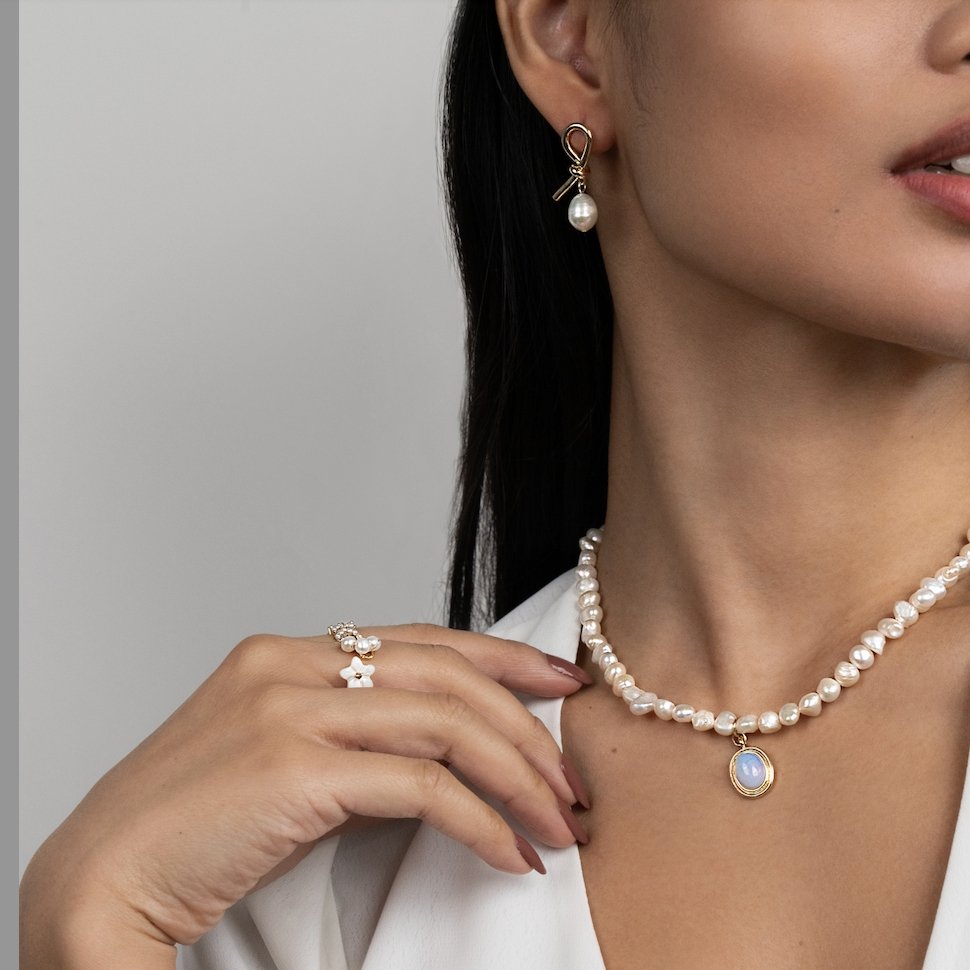 Pendientes trenzados en tono dorado con perlas de agua dulce