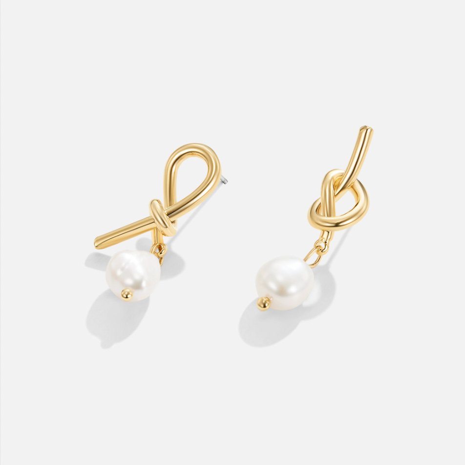 Pendientes trenzados en tono dorado con perlas de agua dulce