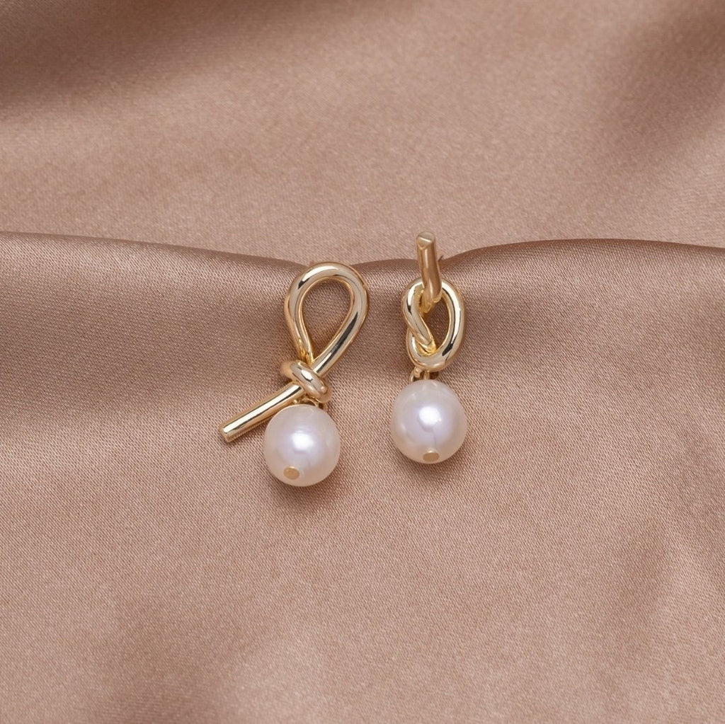 Pendientes trenzados en tono dorado con perlas de agua dulce
