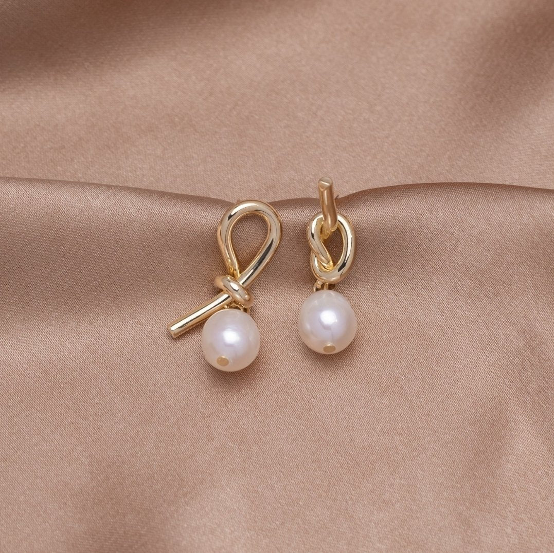 Pendientes trenzados en tono dorado con perlas de agua dulce