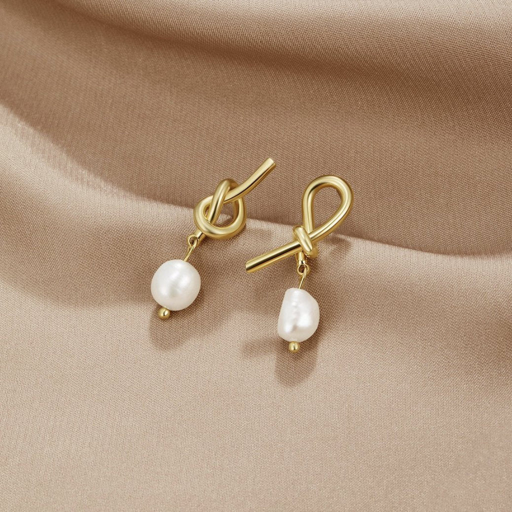 Pendientes trenzados en tono dorado con perlas de agua dulce