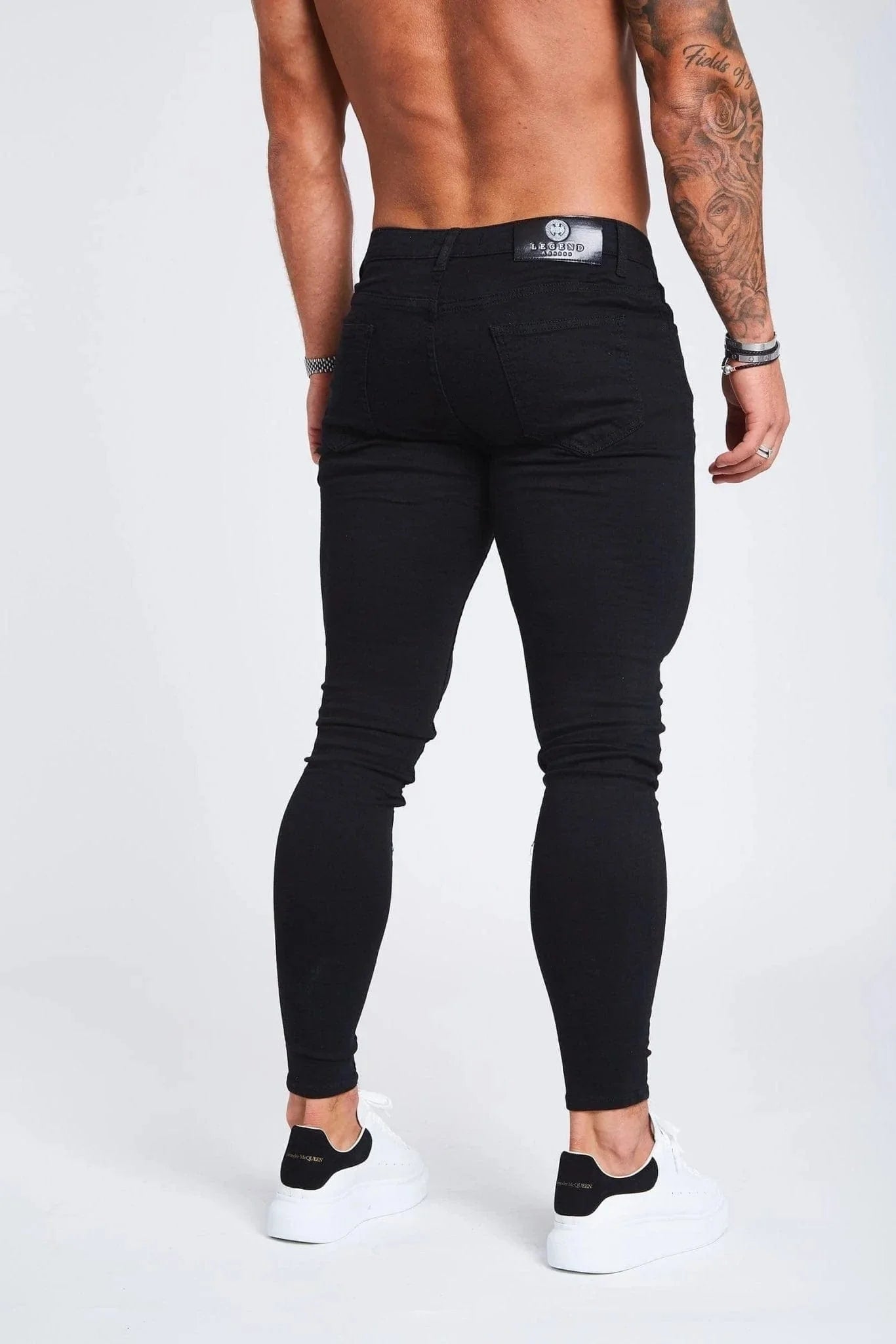 JEANS NEGROS AJUSTADOS SIN RASGOS