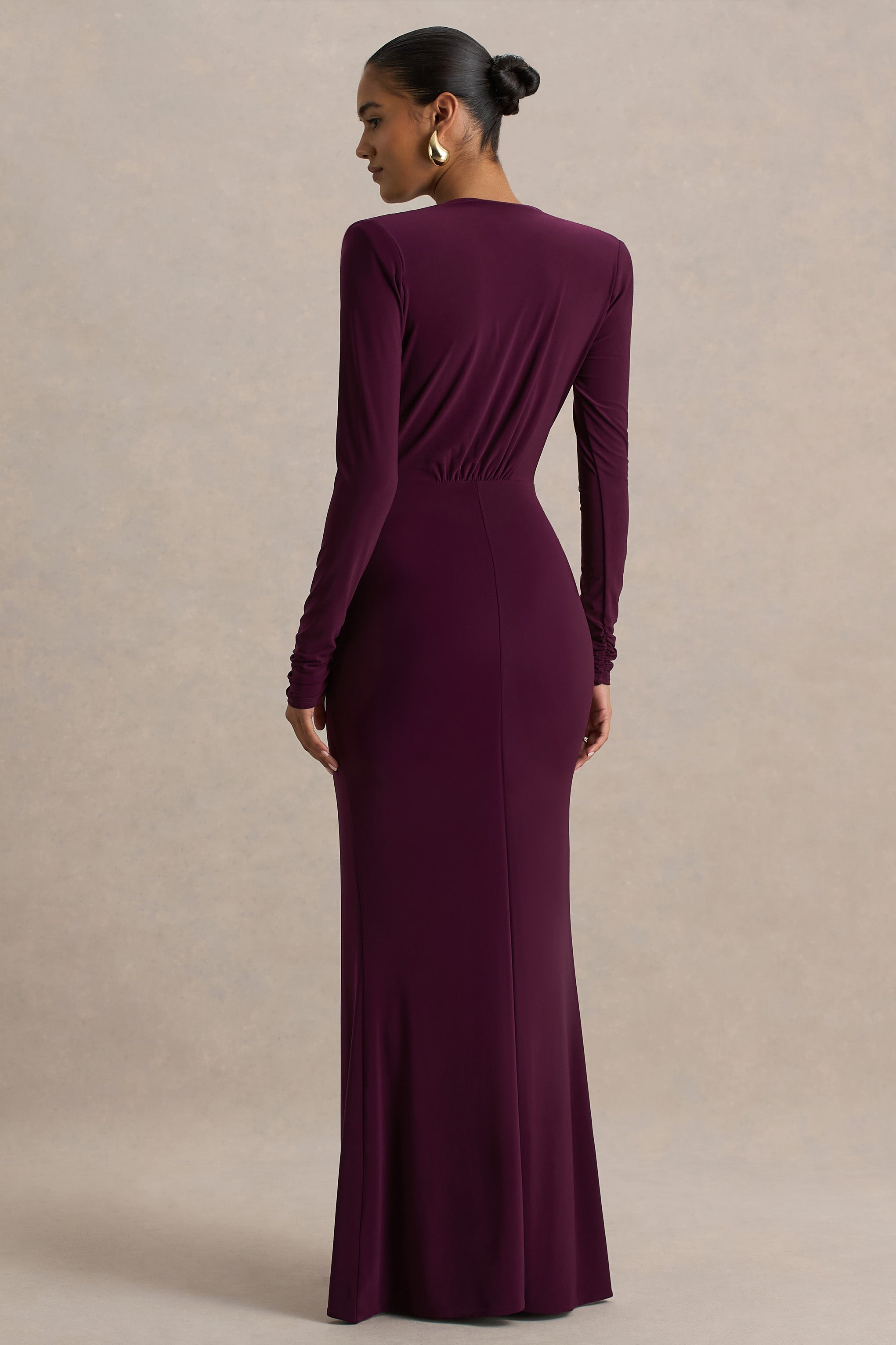 Flashy | Vestido Largo burdeos con escote pronunciado y detalles fruncidos