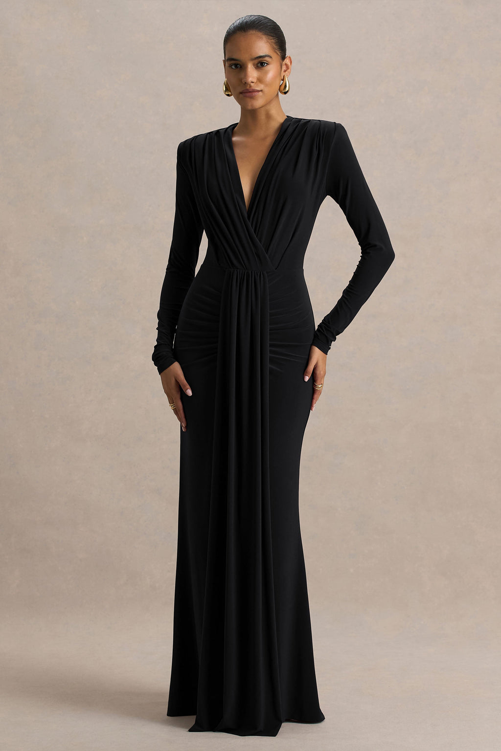Flashy | Vestido Largo negro con escote pronunciado y detalles fruncidos