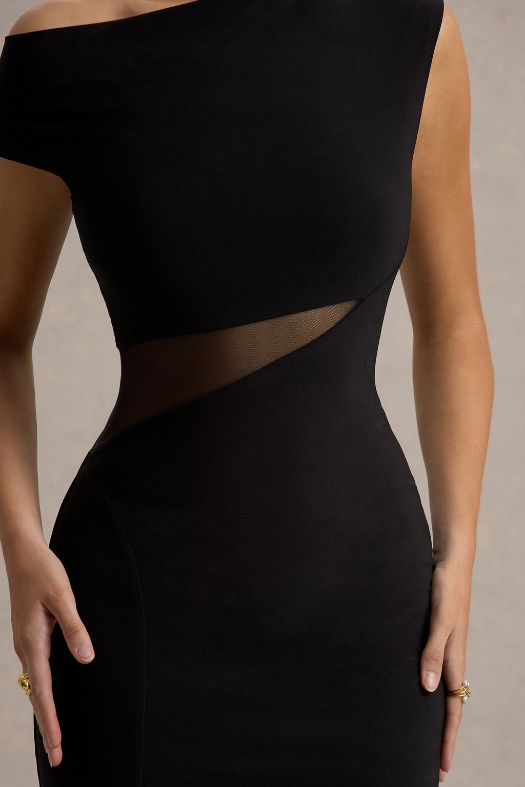 Emily | Vestido largo Negro Asimétrico con Abertura y Detalles de Malla