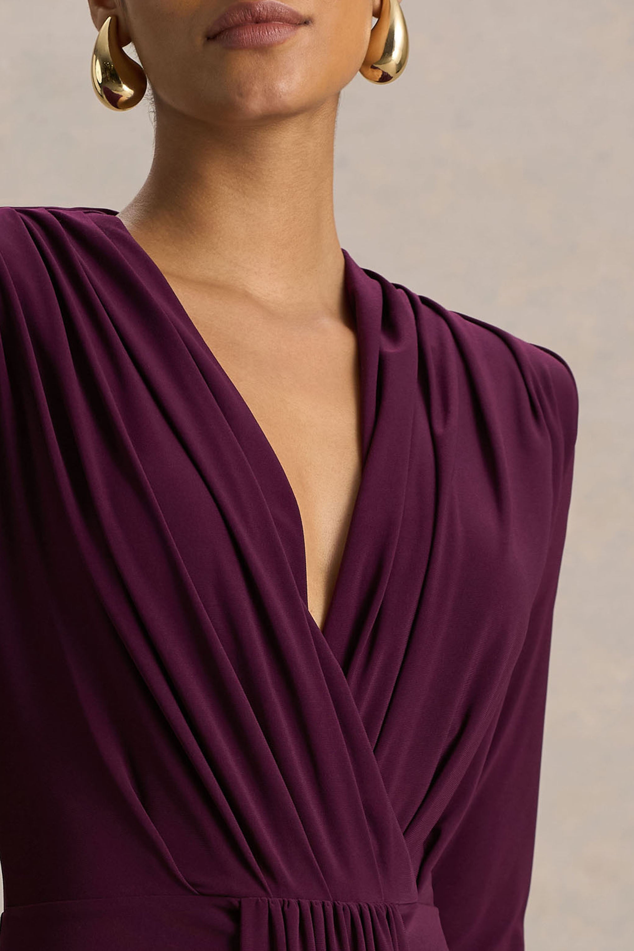 Flashy | Vestido Largo burdeos con escote pronunciado y detalles fruncidos