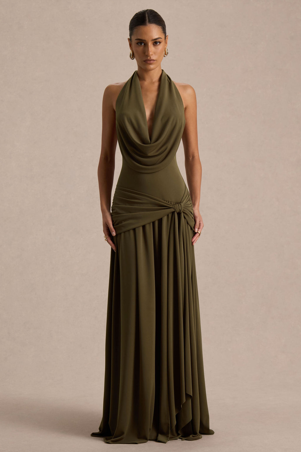 Mist | Vestido largo verde oliva con escote pronunciado y abertura frontal