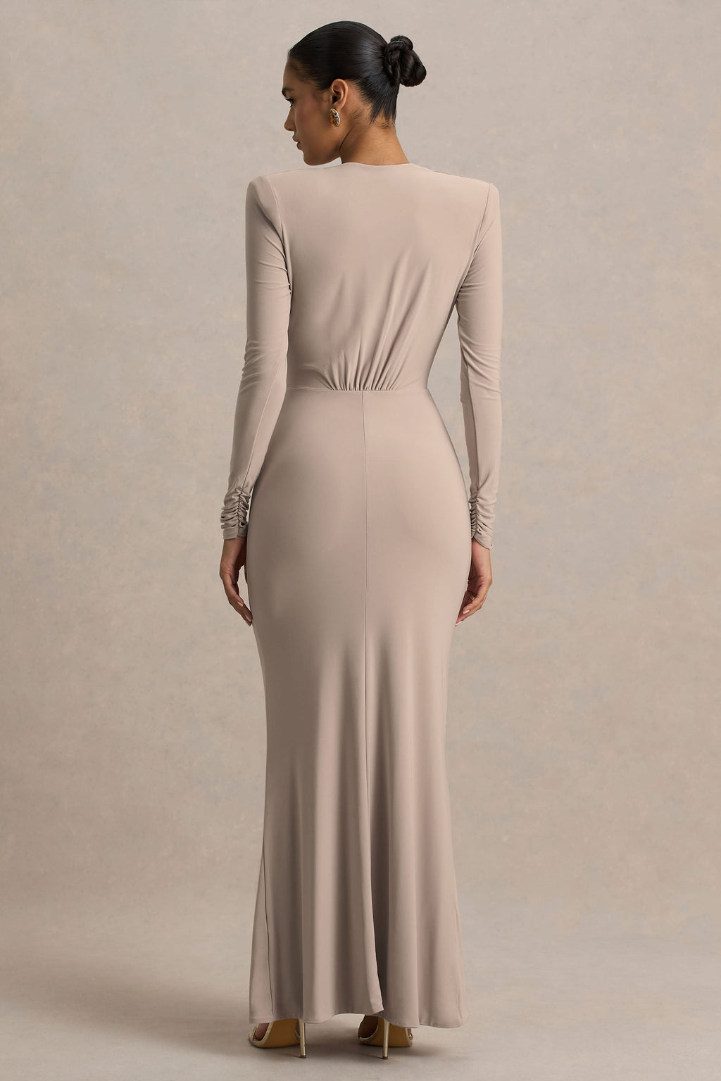 Flashy | Vestido Largo burdeos con escote pronunciado y detalles fruncidos