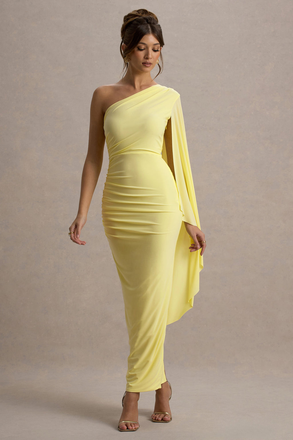 Clementina | Vestido largo en color amarillo con Manga de Capa Asimétrica