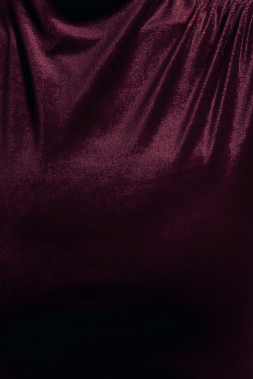 Abilene | Vestido largo de terciopelo en color burdeos, de cuello alto y abertura lateral