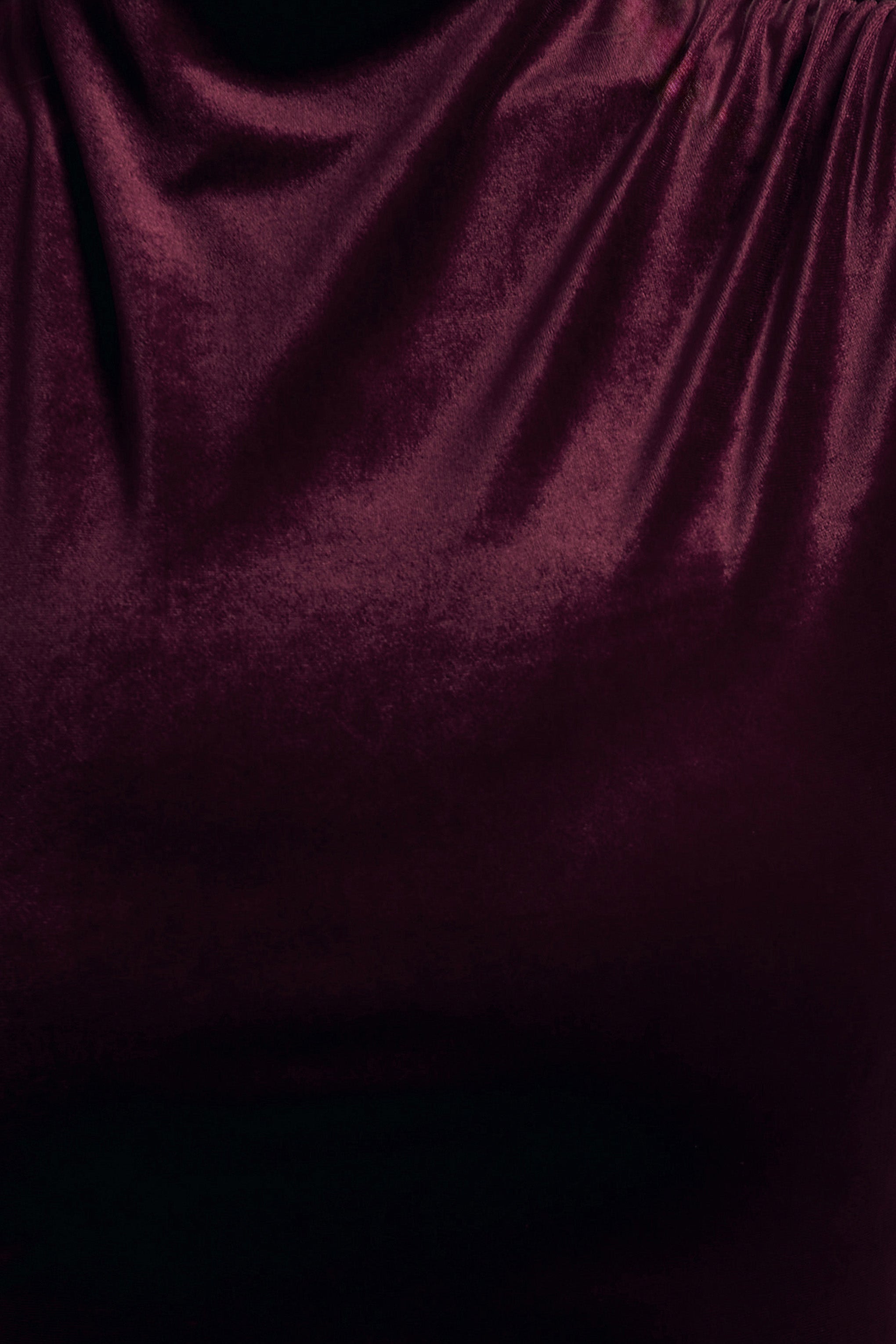 Abilene | Vestido largo de terciopelo en color burdeos, de cuello alto y abertura lateral