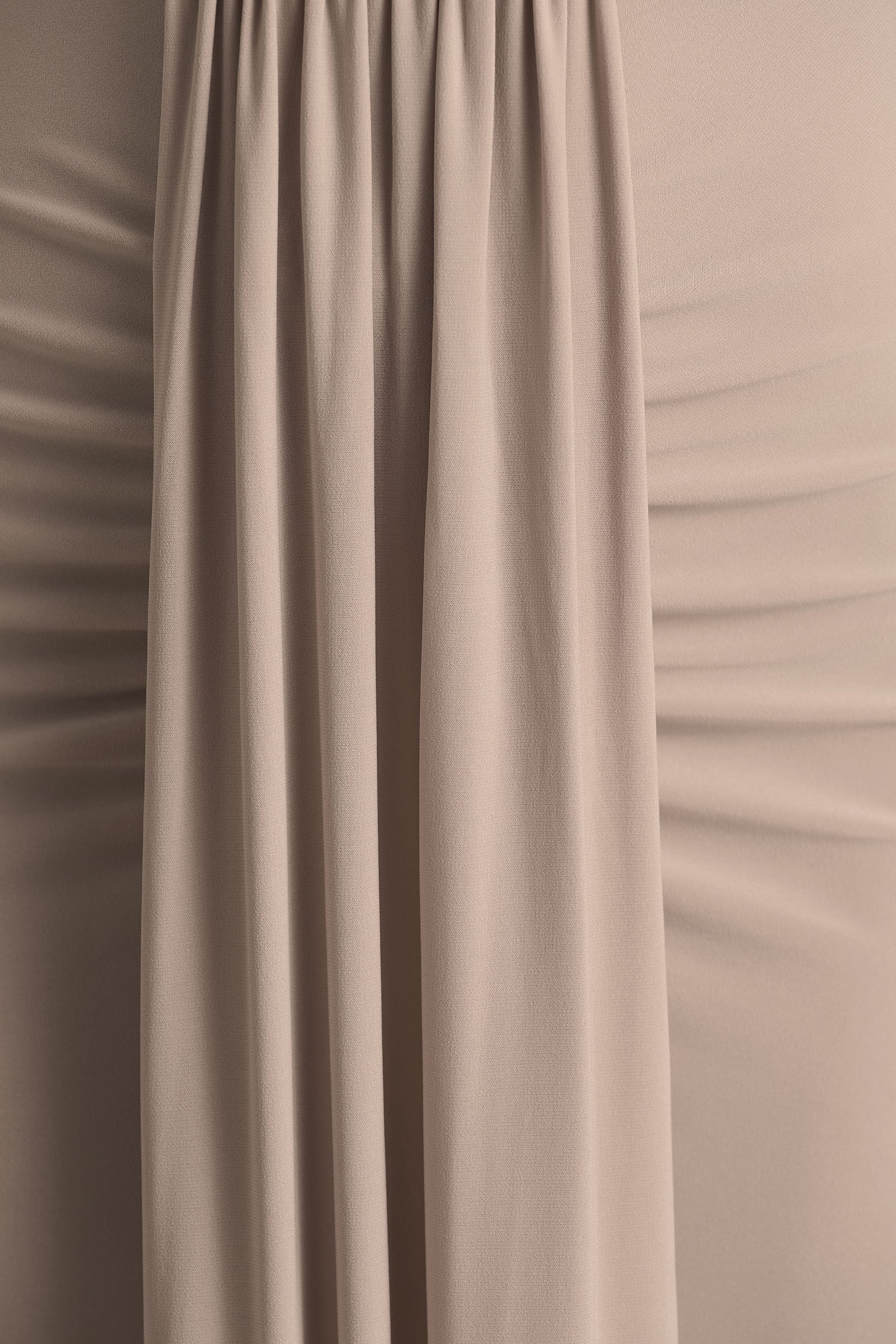 Flashy | Vestido Largo burdeos con escote pronunciado y detalles fruncidos
