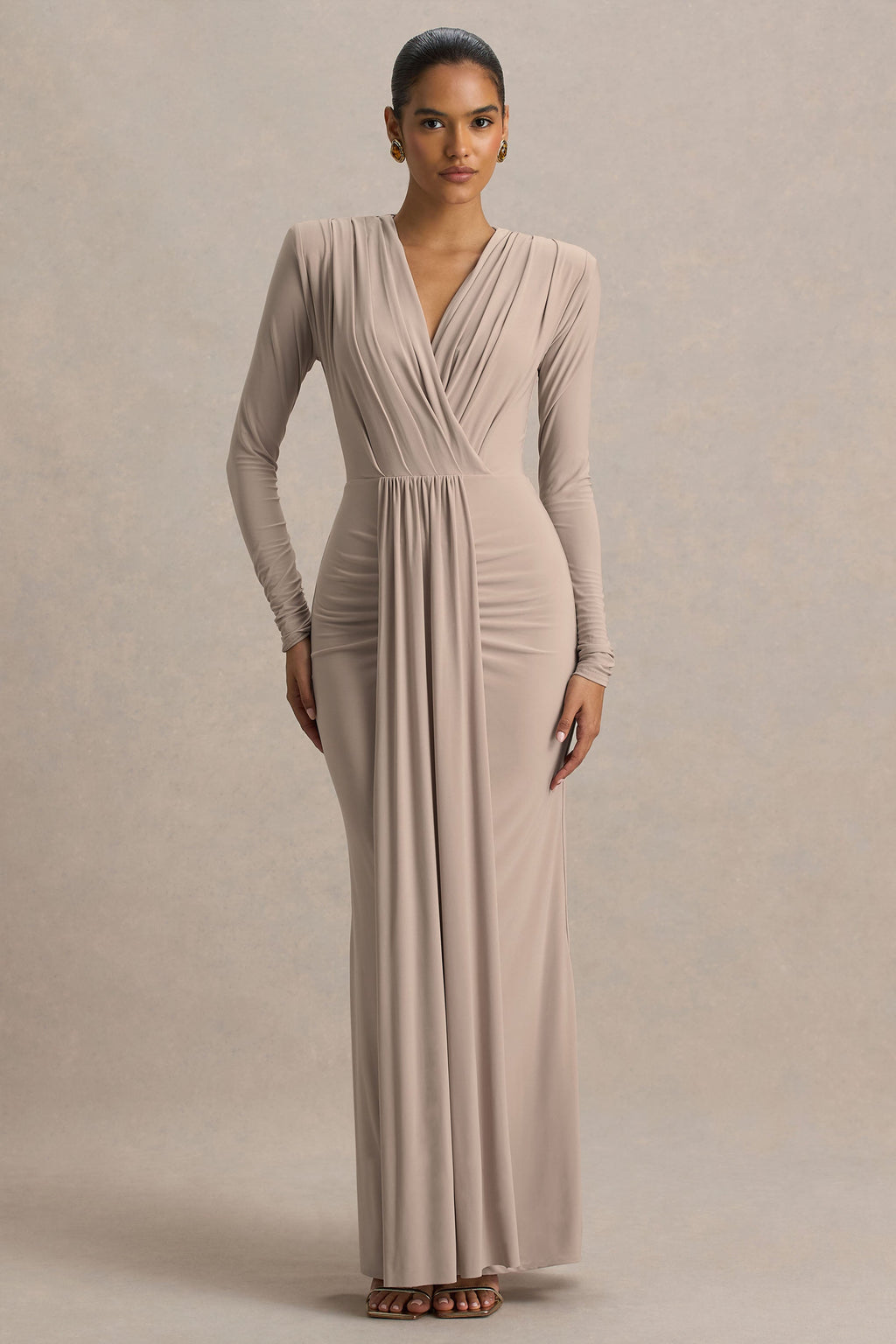 Flashy | Vestido Largo Champagne con Escote Profundo y Detalles Plisados