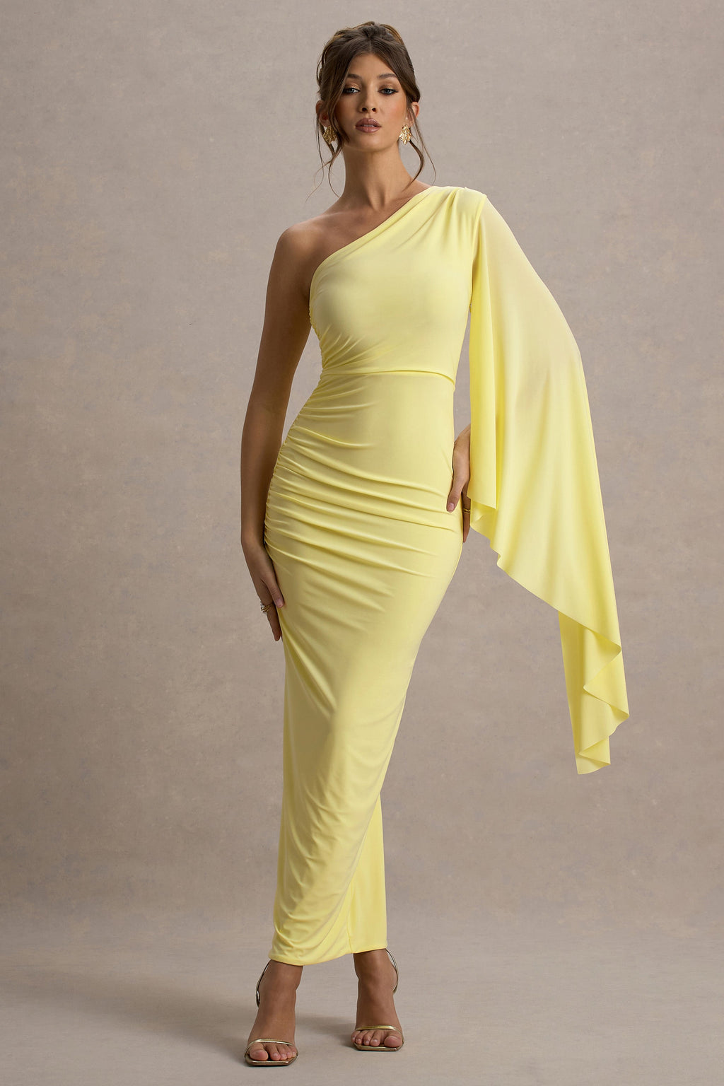 Clementina | Vestido largo en color amarillo con Manga de Capa Asimétrica