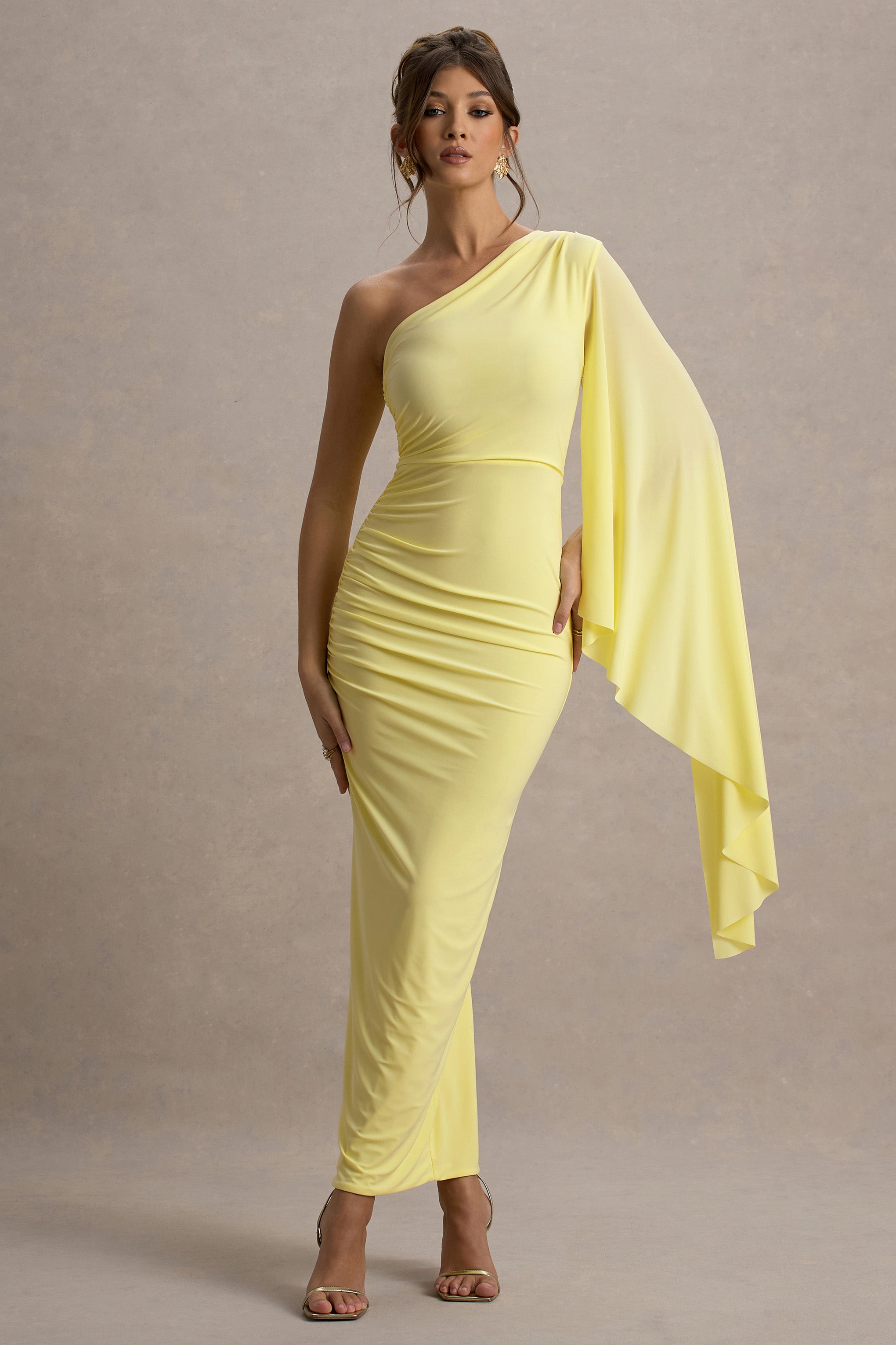 Clementina | Vestido largo en color amarillo con Manga de Capa Asimétrica